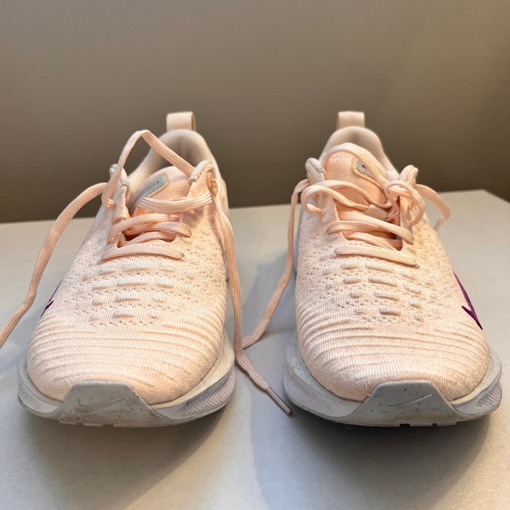 Light Pink Athletic Sneakers ni